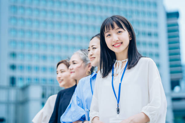 日本中小城市的地方创生与人口战略：语言学校的角色观察