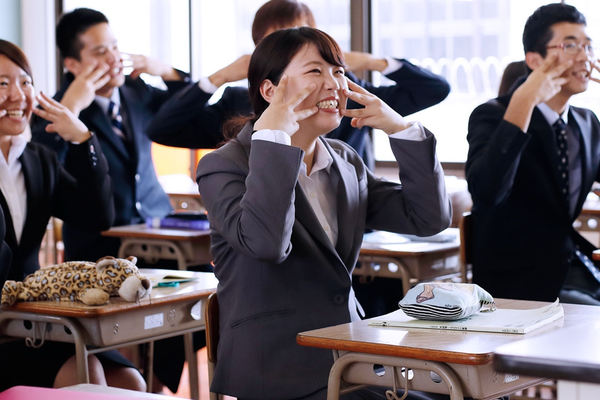 留学生政策与社会舆论的偏移：从“接纳”到“筛选”的十年