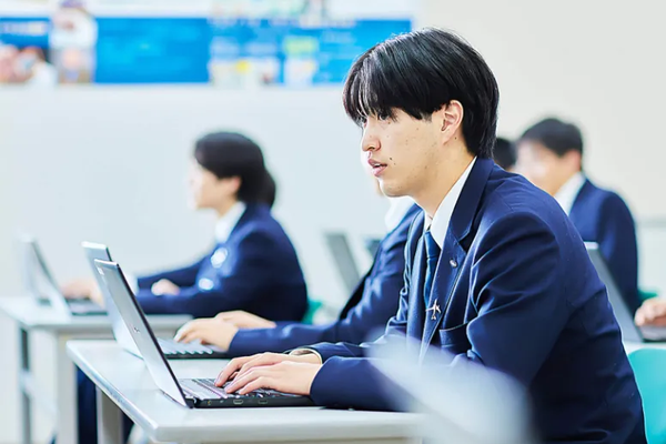 日本语言学校制度结构研究：从教育机构到在留管理节点