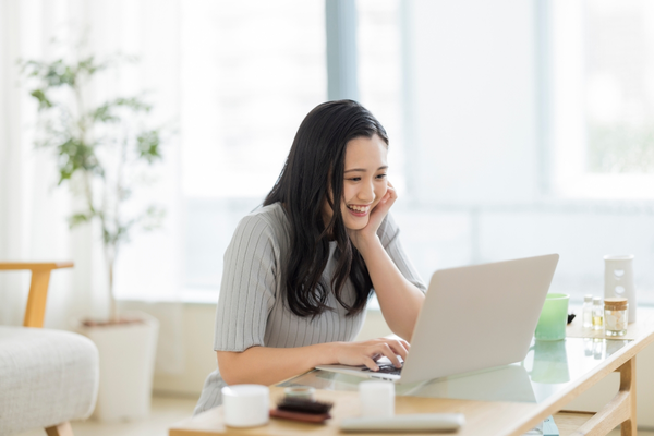 当一所语言学校被暂停招生时，信息会如何传导？